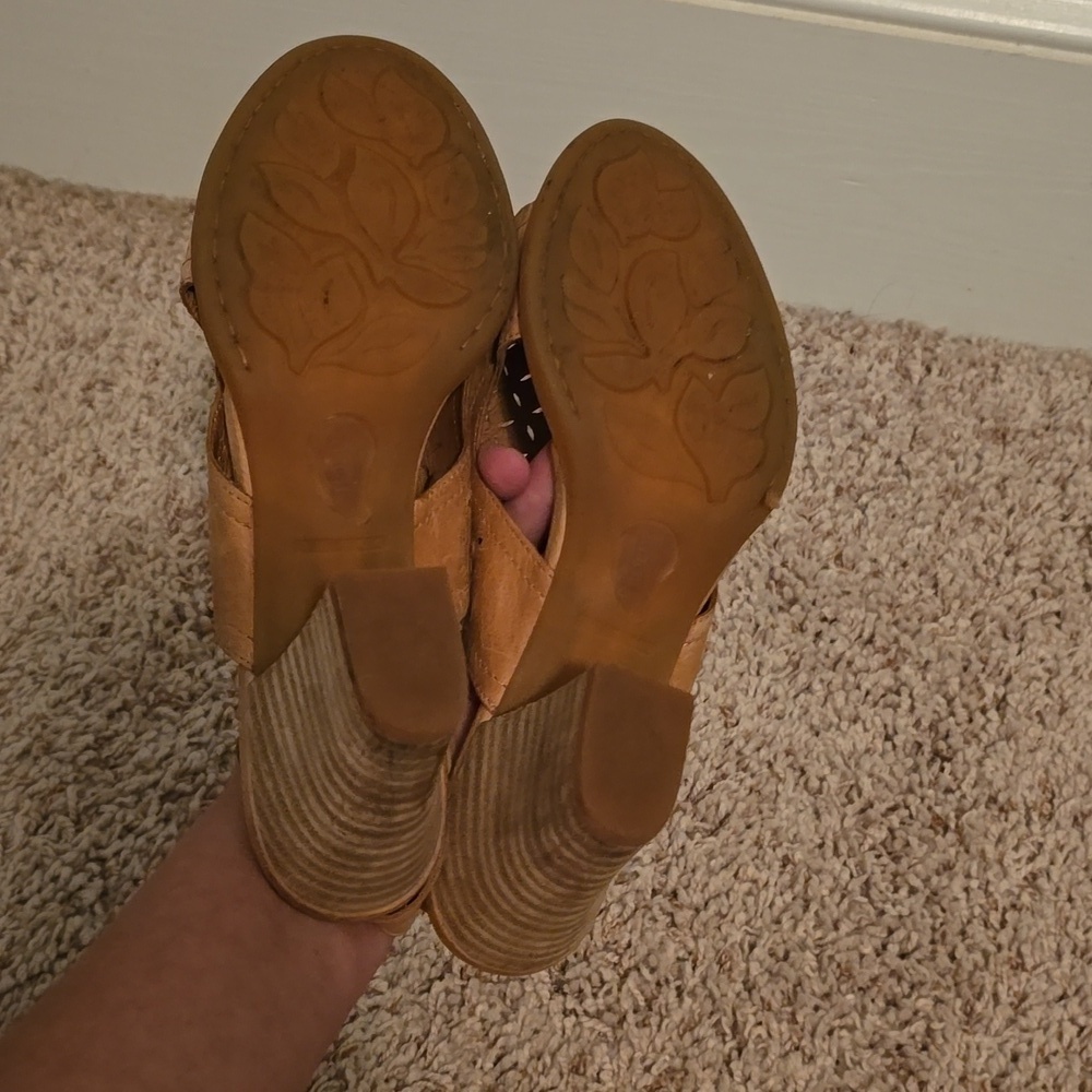 Born Leather Peep Toe Women's Tan Heeled Sandals Size 11 (07gw1) - Picture 9 of 10